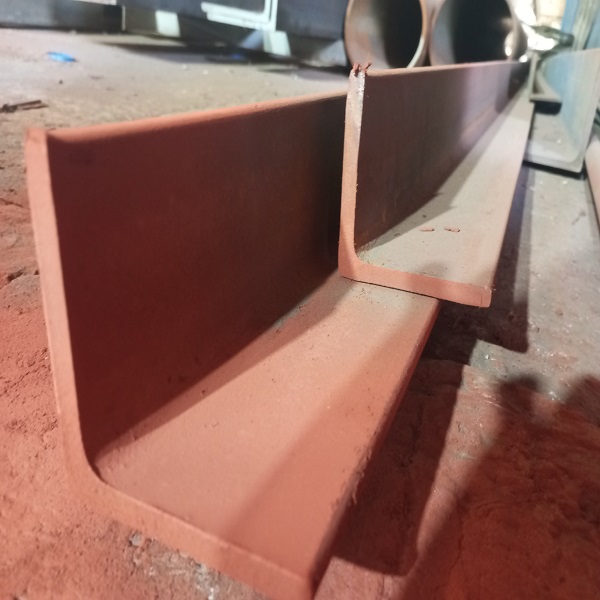 Уголок гнутый неравнополочный стальной